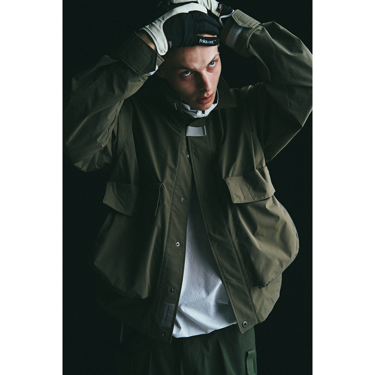 THE FATIGUE TRACKER JACKET WITH DEFORMED LARGE POCKETS
