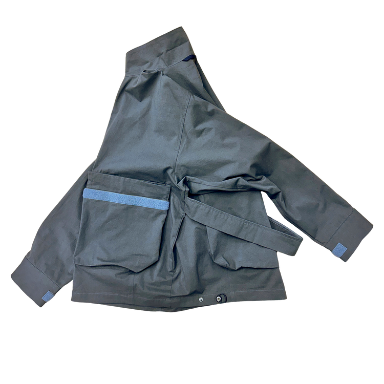 THE FATIGUE TRACKER JACKET WITH DEFORMED MULTIPLE POCKETS