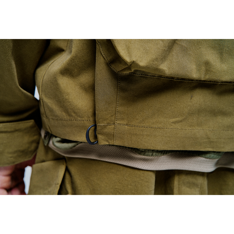 THE FATIGUE TRACKER JACKET WITH DEFORMED MULTIPLE POCKETS